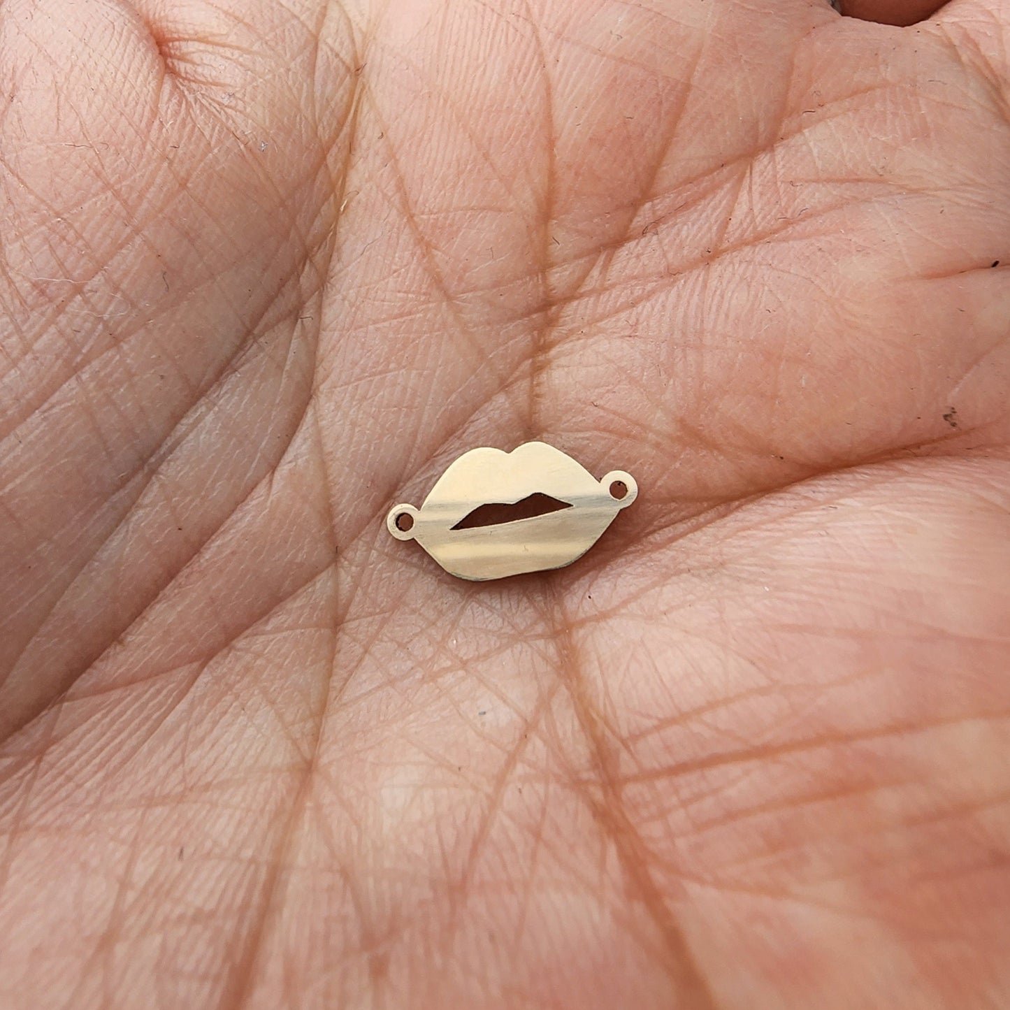 gold filled lips connector - sterling silver or solid gold- permanent jewelry word connectors- charm, pendant, mouth 10 mm tall, Taylor lips
